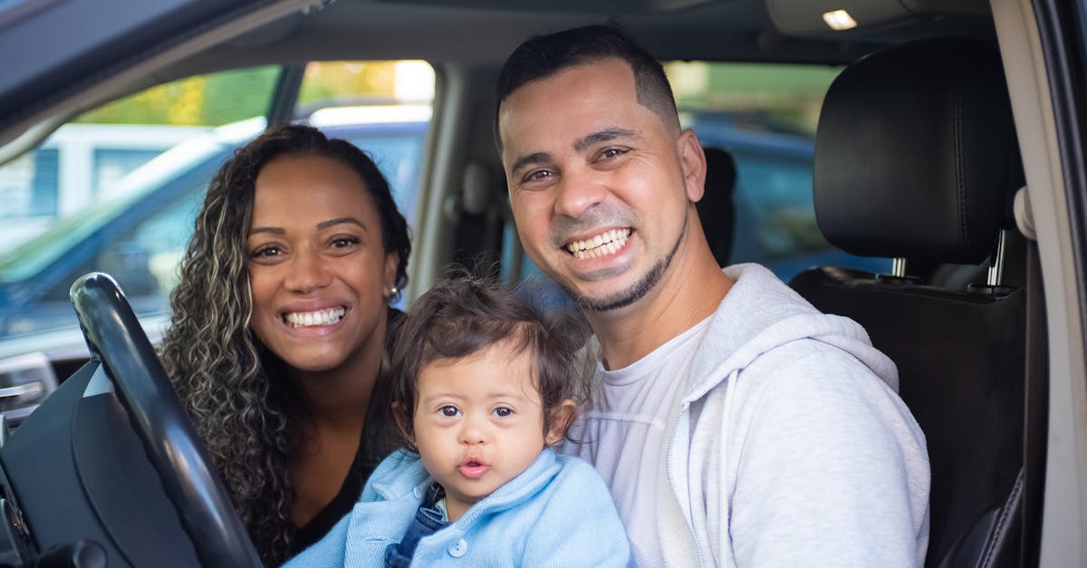 Polska rodzina przy nowym samochodzie