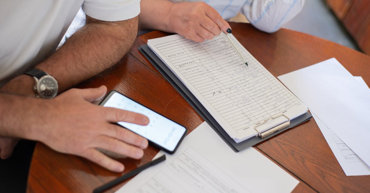 Rodzina planuje domowy budżet przy stole